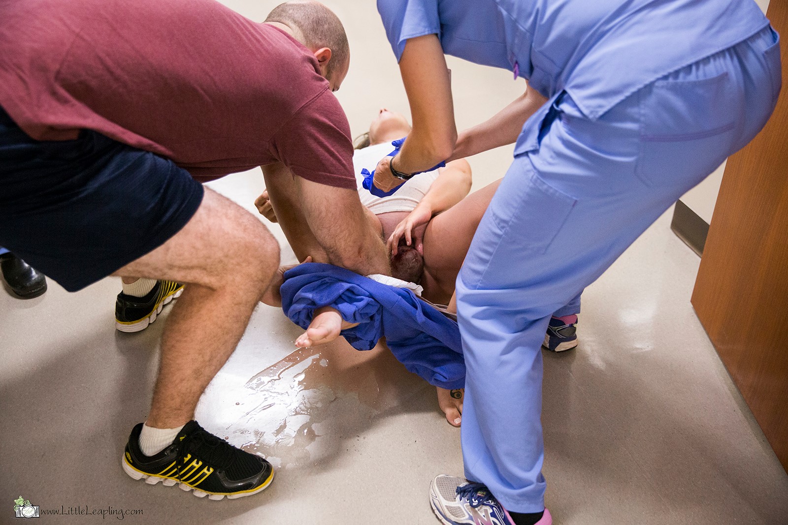 These Incredible Photos Capture a Mum Giving Birth In An ER Hallway.